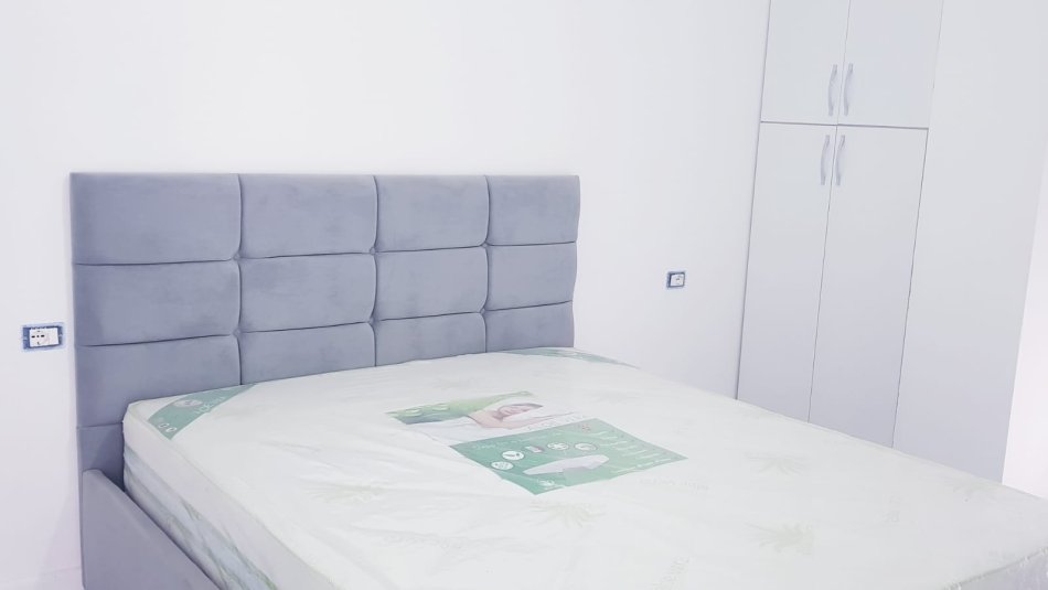 Tirane, jepet me qera apartament 1+1 , 61 m² 650 € (Komuna e Parisit)