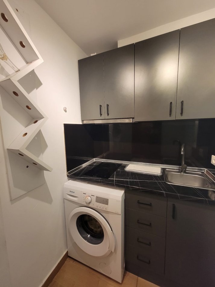 Tirane, jepet me qera apartament 1+1 , 350 € (Komuna e Parisit)
