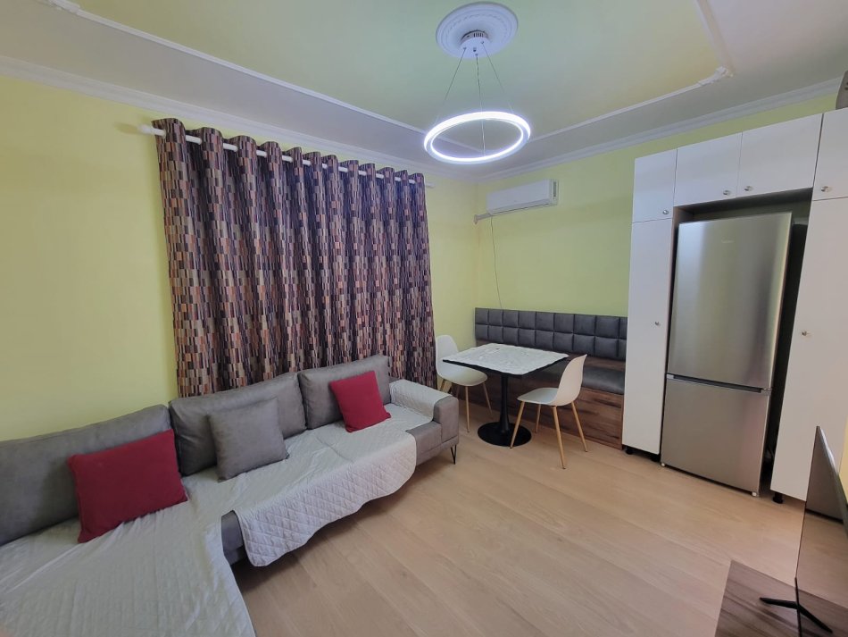 Tirane, jepet me qera apartament 1+1 , 57 m² 550 € (Pazari i Ri)