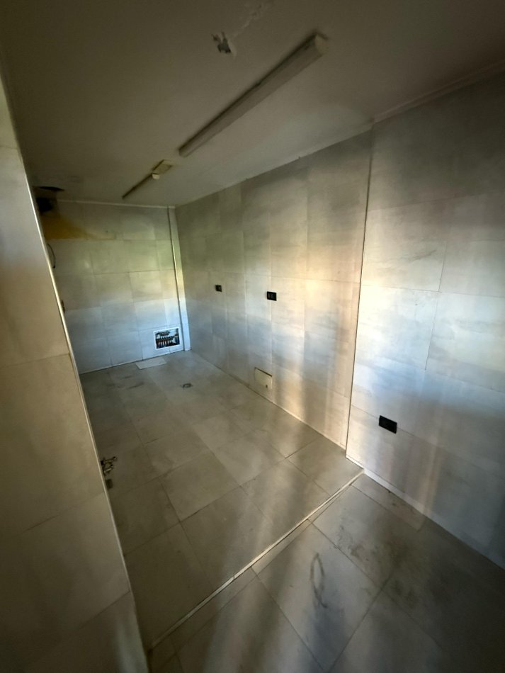 Tirane, jepet me qera lokal Kati 0, 118 m² 2.000 € (Stadiumi Dinamo)