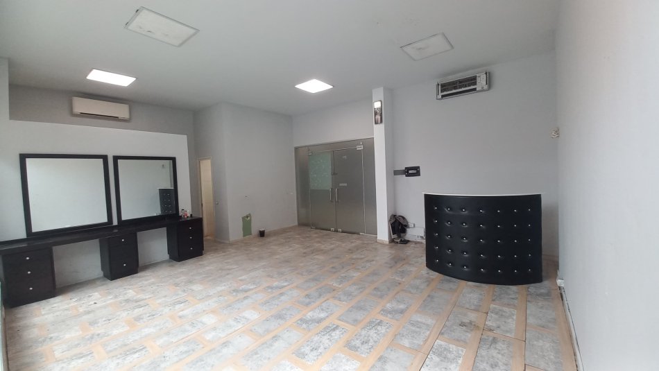 Tirane, jepet me qera dyqan Kati 2, 50 m² 600 € (Rruga e Kavajes)
