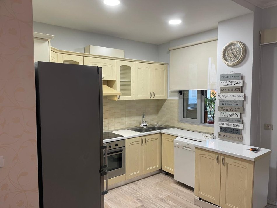 Tirane, jepet me qera apartament 2+1 Kati 4, 90 m² 850 € (Liqeni i Thate)