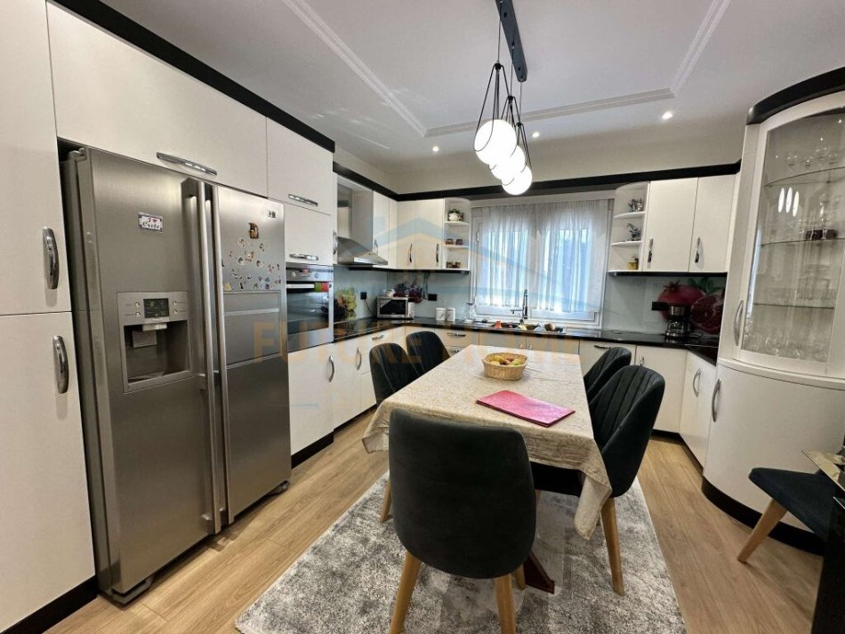 Tirane, shitet , 350.000 € (VORE)