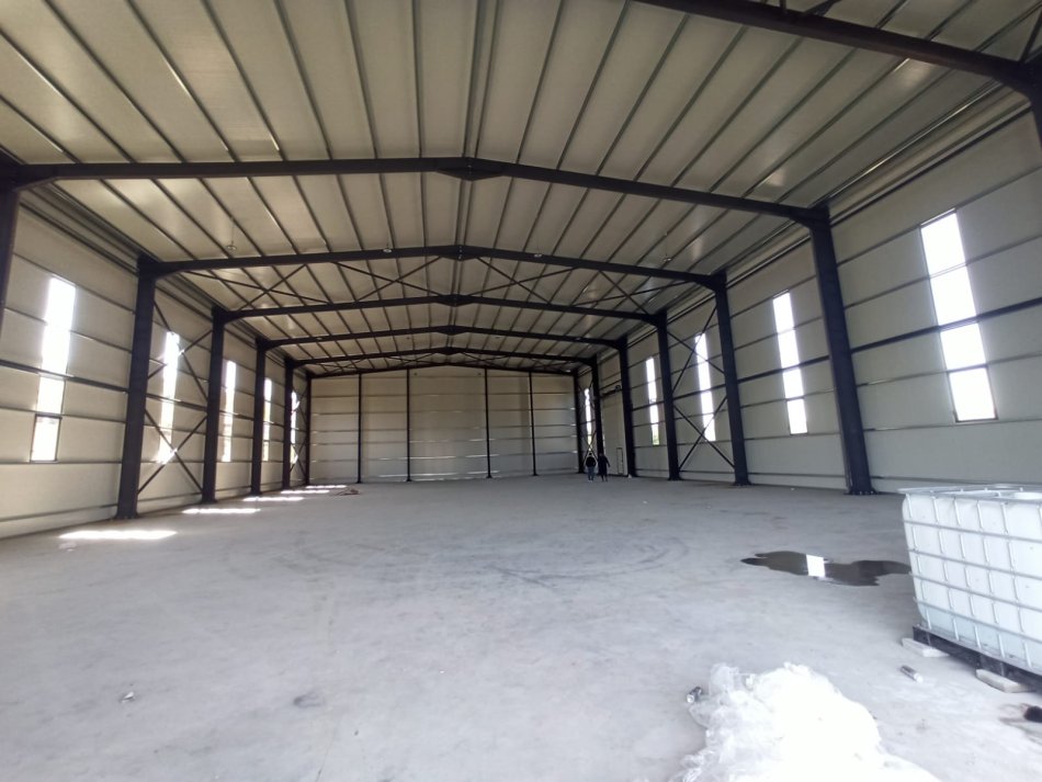 Tirane, jepet me qera magazine Kati 0, 1.075 m² 5.000 € (Autostrada Tirane Durres)