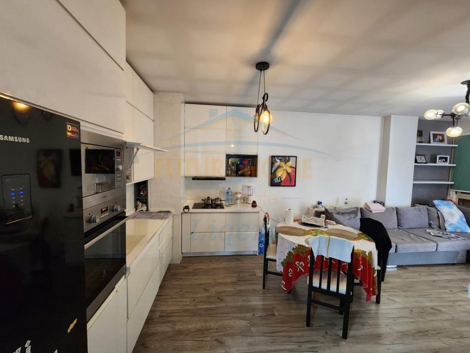 Tirane, shitet apartament 2+1+Ballkon Kati 6, 101 m² 180.000 € (Don Bosko)