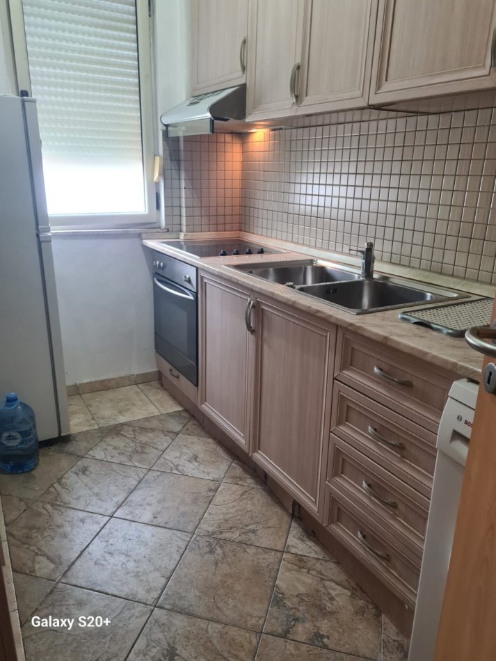 Tirane, jepet me qera apartament 2+1 Kati 4, 80 m² 700 € (Rruga e Kosovareve)