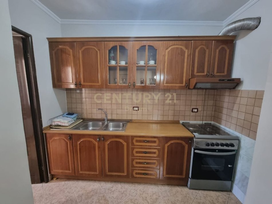 Tirane, jepet me qera apartament 2+1 Kati 4, 72 m² 500 € (Xhamllik -Rruga Bardhyl)