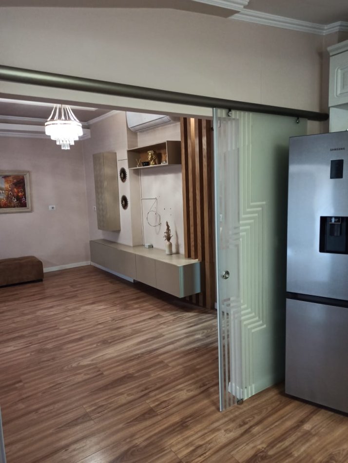 Tirane, jepet me qera apartament 2+1 Kati 6, 130 m² 600 € (Selvia)
