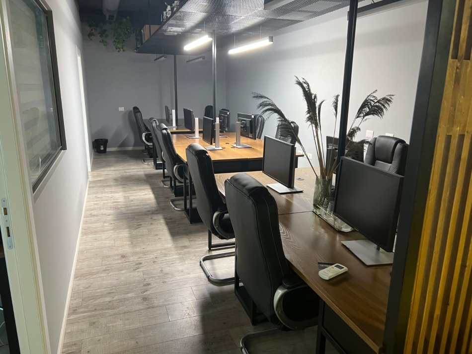 Tirane, jepet me qera ambjent biznesi Kati 5, 110 m² 1.600 € (Square 21)