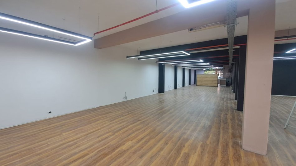 Tirane, jepet me qera dyqan Kati 0, 300 m² 2.500 € (21 Dhjetori)