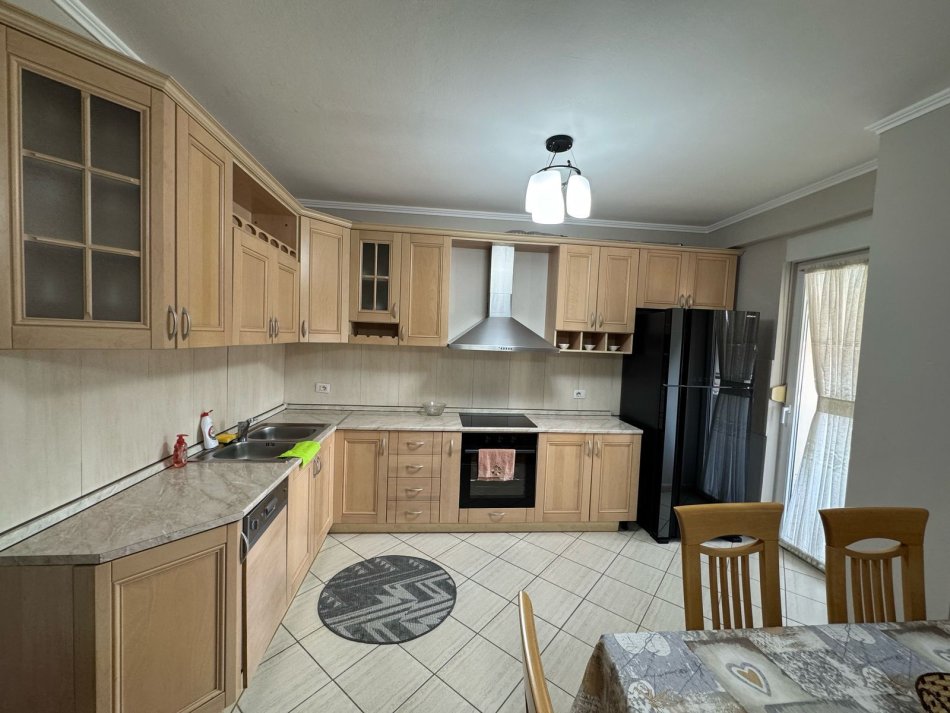 Tirane, jepet me qera apartament 2+1 Kati 5, 120 m² 1.000 € (Stadiumi Air Albania)