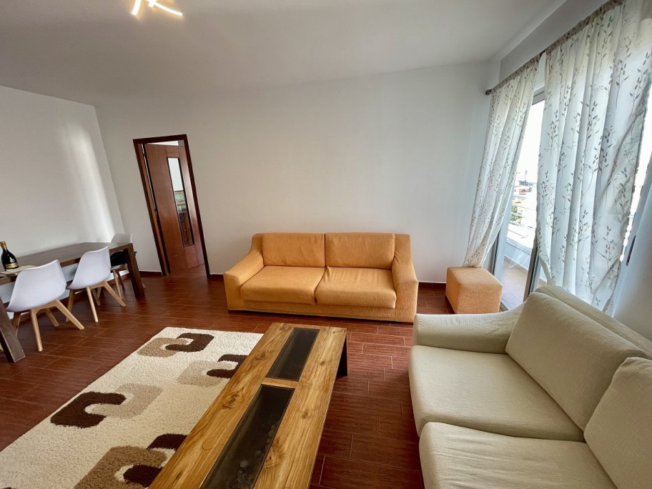 Tirane, jepet me qera apartament 2+1+Ballkon Kati 6, 570 € (Komuna e Parisit afer Kristalit)