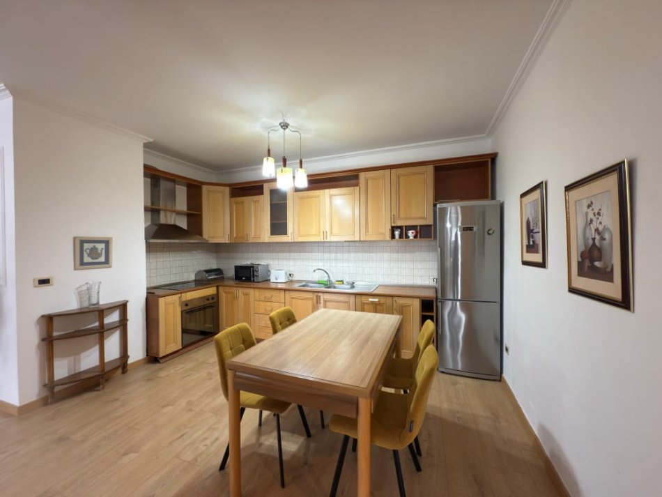 Tirane, jepet me qera apartament 2+1 Kati 9, 120 m² 800 € (Bllok)