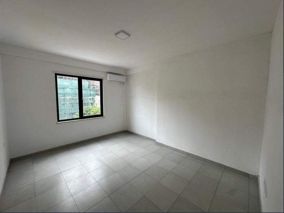 Tirane, jepet me qera zyre Kati 3, 94 m² 750 € (Pazari i Ri)