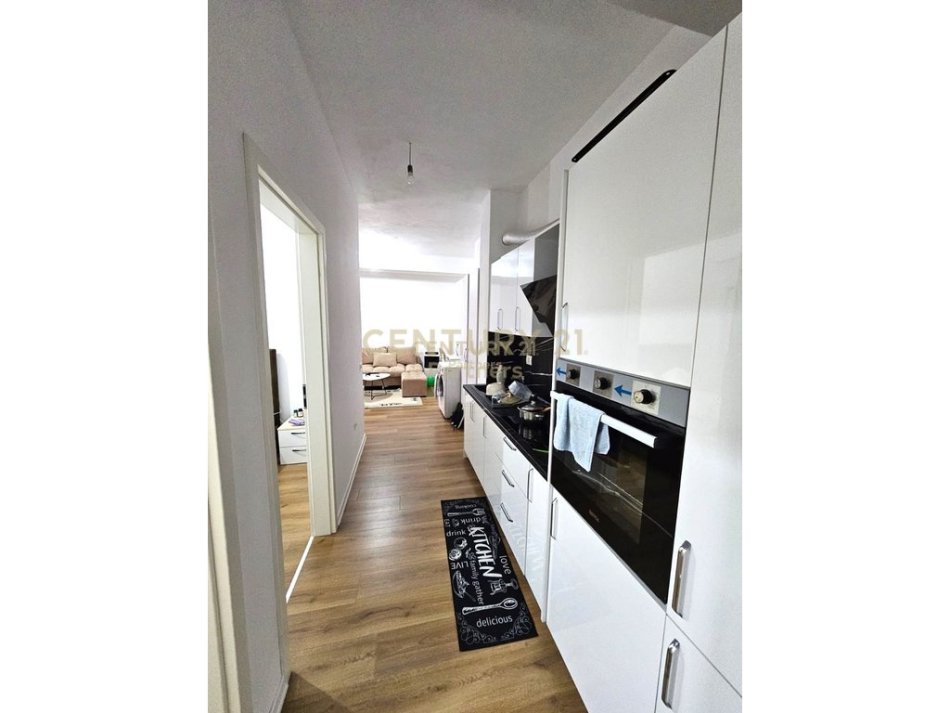 Tirane, jepet me qera apartament 2+1+Ballkon Kati 1, 73 m² 500 € (Ali Dem)