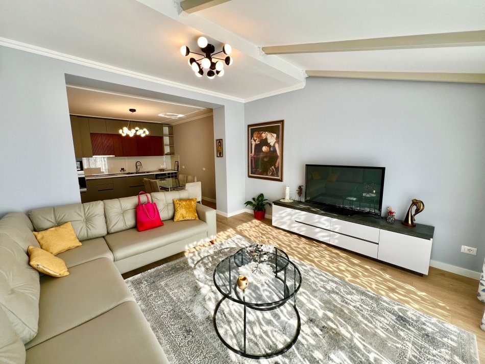 Tirane, jepet me qera apartament 2+1 Kati 9, 130 m² 1.000 € (Shkolla e Baletit)