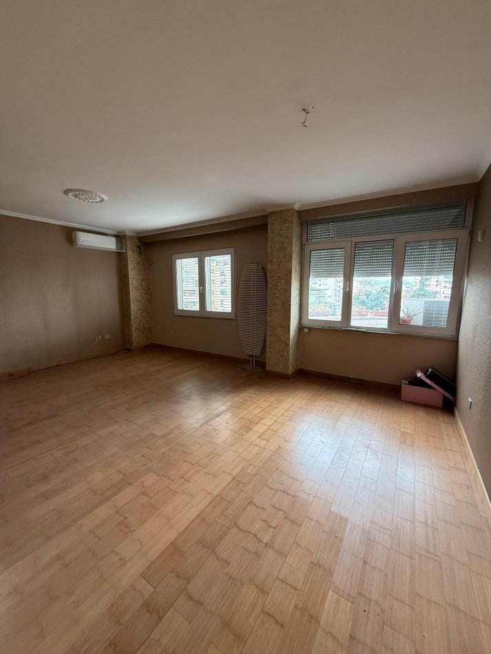 Tirane, jepet me qera ambjent biznesi Kati 3, 150 m² 1.500 € (Bllok)