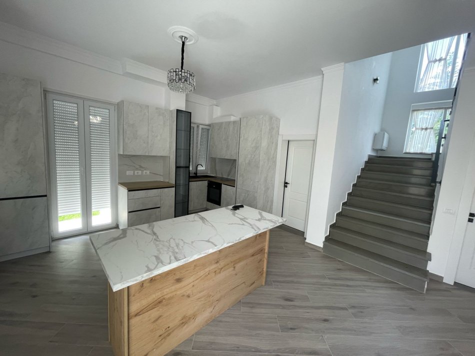 Tirane, jepet me qera Vile 3 Katshe Kati 0, 240 m² 2.000 € (Mjull Bathore)