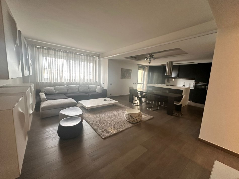 Tirane, jepet me qera zyre Kati 10, 190 m² 2.000 € (Qender)