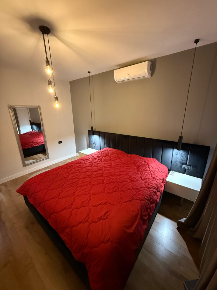 Tirane, jepet me qera apartament 1+1 Kati 4, 70 m² 700 € (Komuna e Parisit)