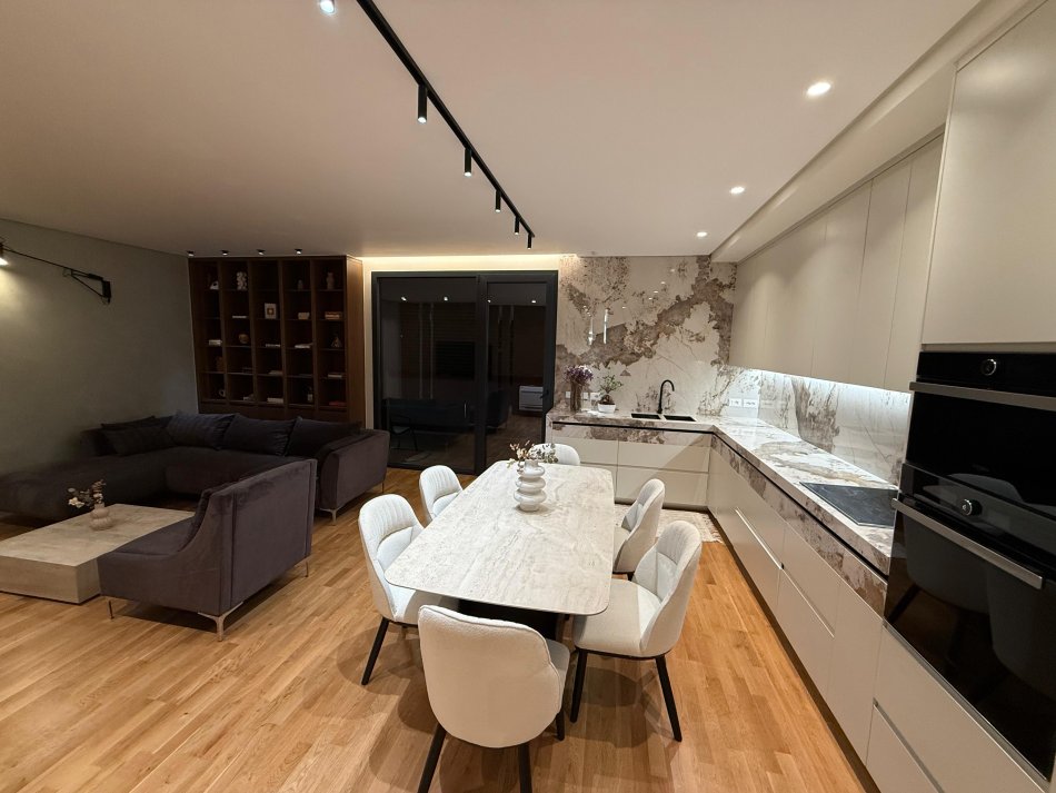 Tirane, jepet me qera apartament 3+1 Kati 1, 148 m² 2.300 € (TEG)