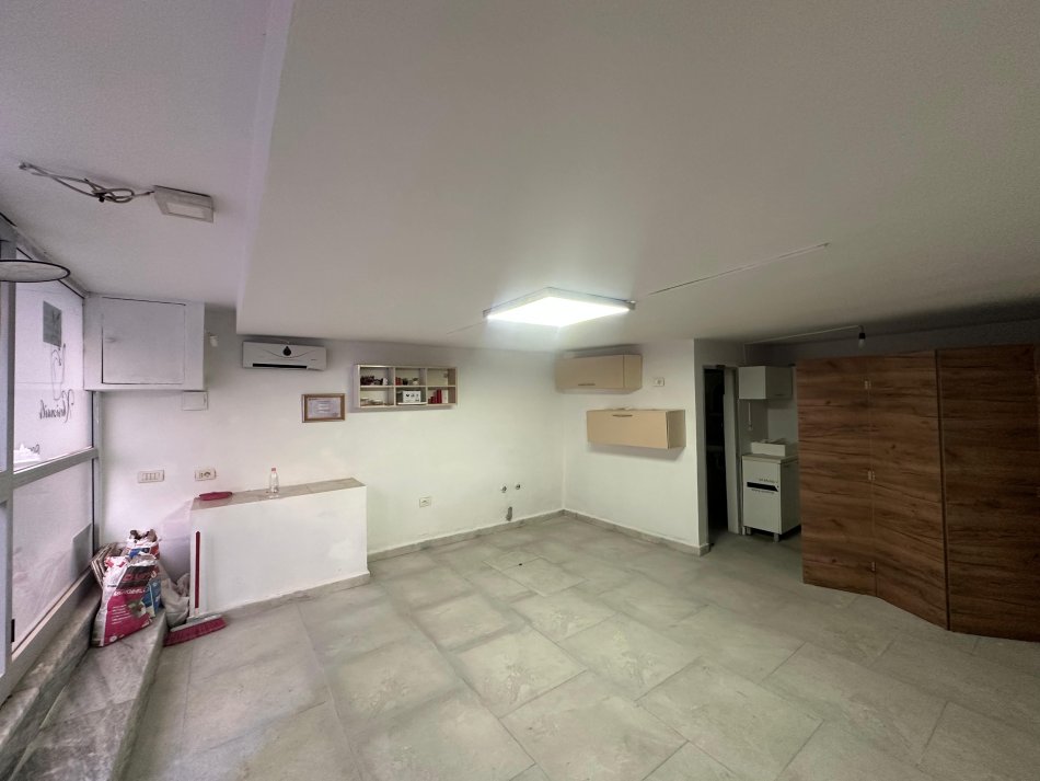 Tirane, jepet me qera ambjent biznesi , 35 m² 400 € 