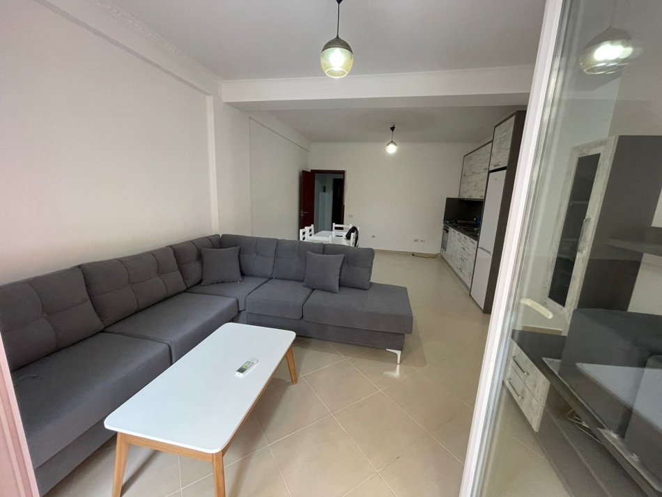 Tirane, jepet me qera apartament 2+1 , 85 m² 500 € 