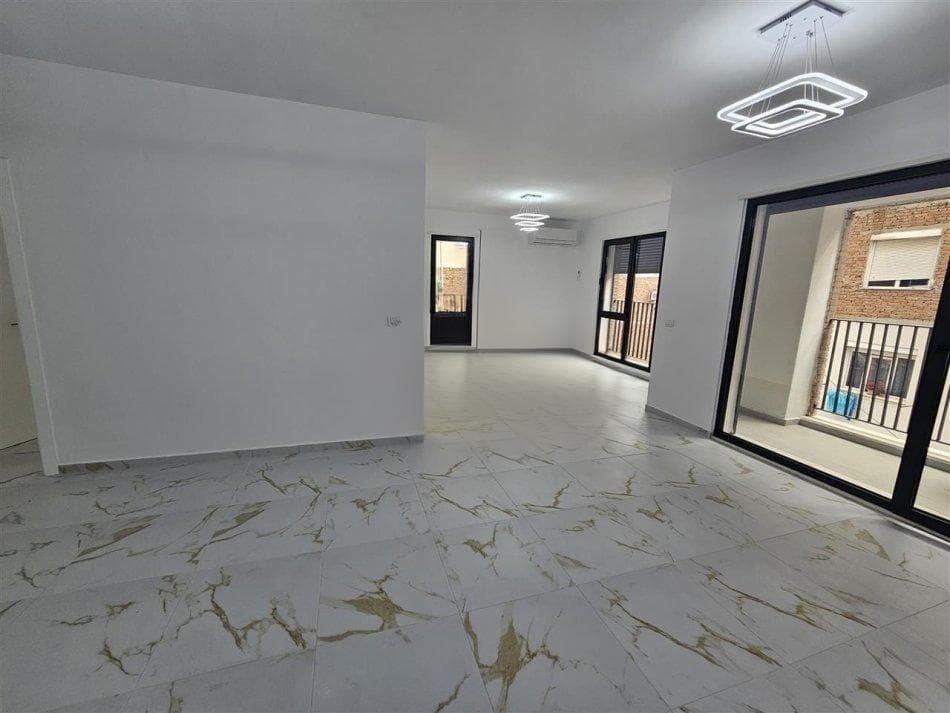Tirane, jepet me qera zyre , 120 m² 700 € 
