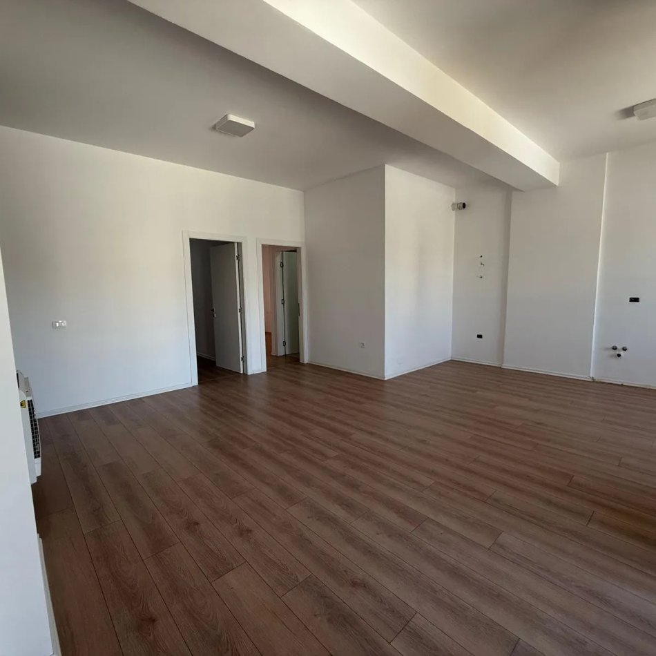 Tirane, jepet me qera zyre , 97 m² 650 € 