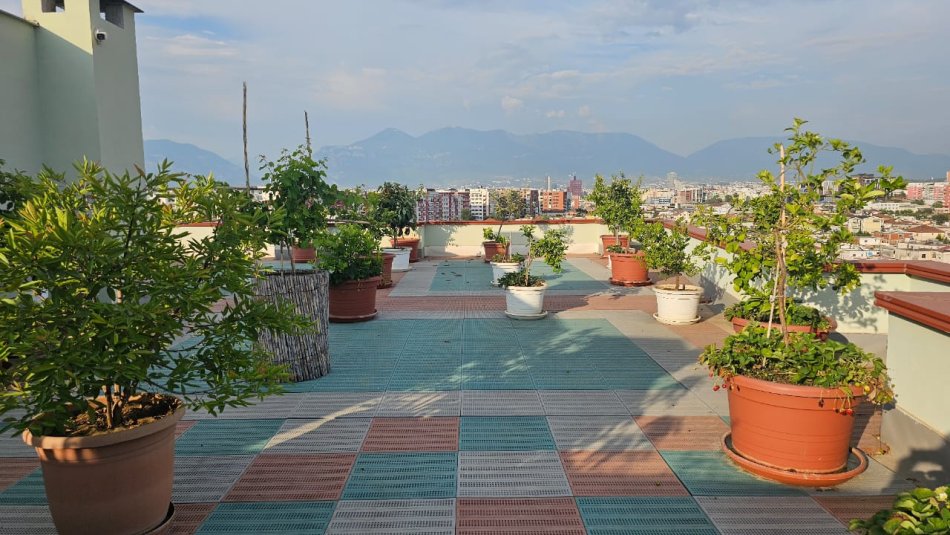 Tirane, jepet me qera apartament 2+1 Kati 11, 300 m² 1.500 € (Yzberisht)
