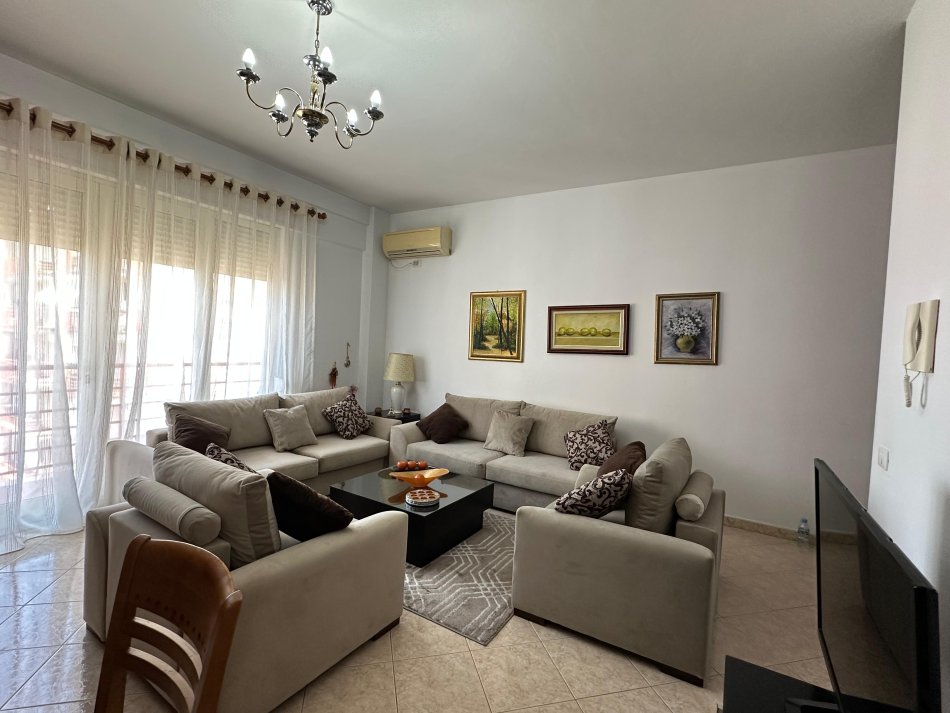 Tirane, jepet me qera apartament 1+1 , 75 m² 550 € 