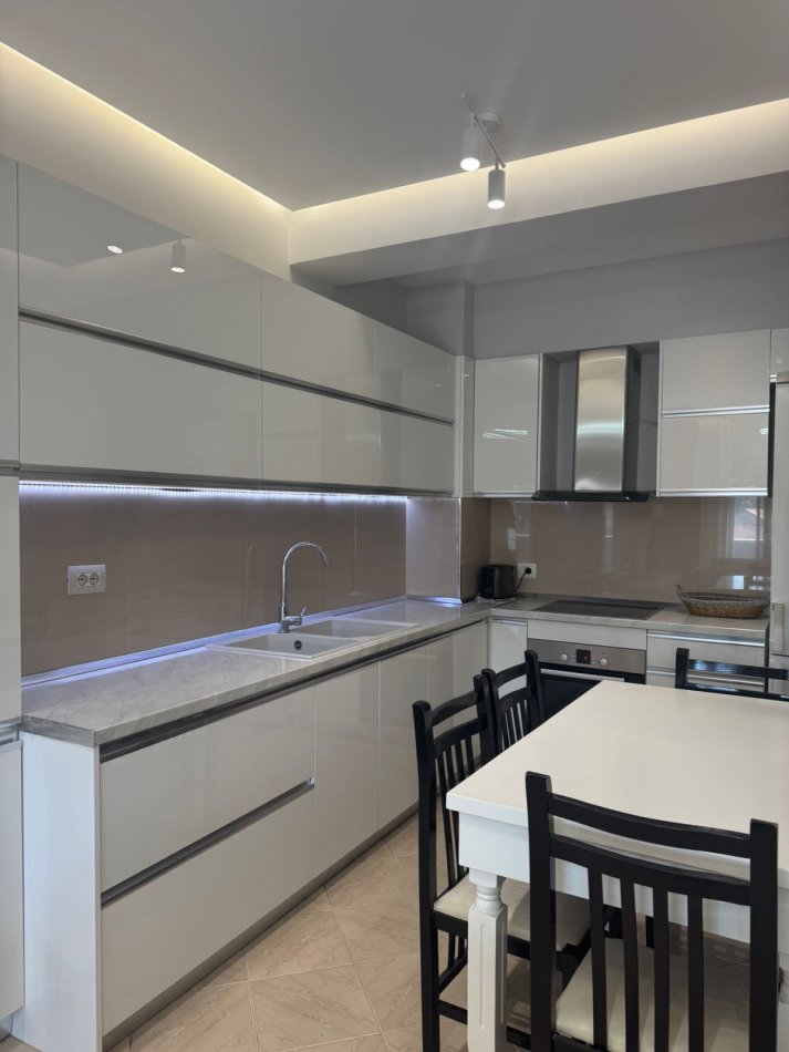Tirane, jepet me qera apartament 2+1 , 110 m² 650 € 