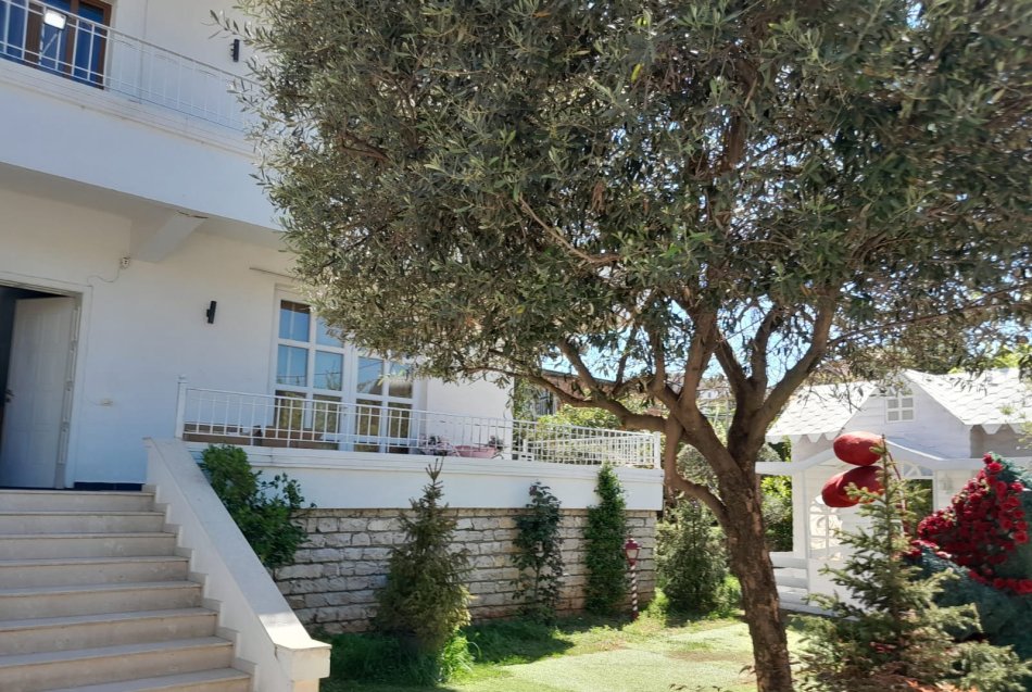 Tirane, jepet me qera ambjent biznesi , 450 m² 1.500 € 