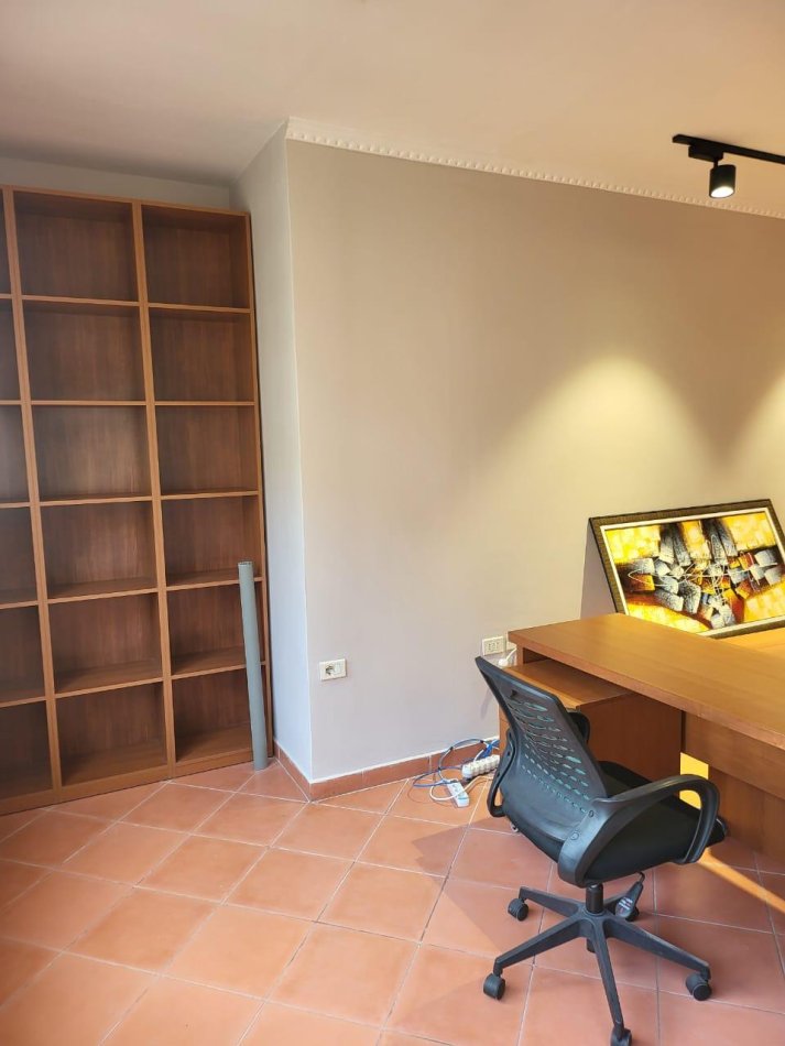 Tirane, jepet me qera zyre , 70 m² 600 € 