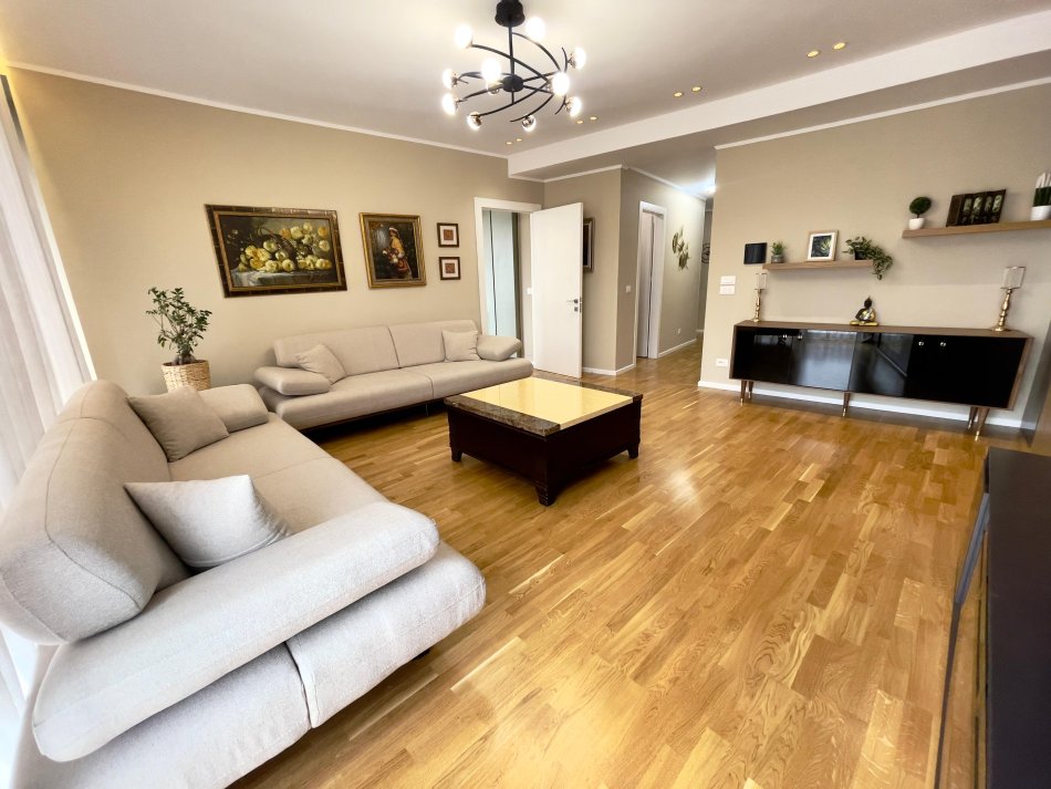 Tirane, shitet apartament 4+1+Ballkon , 214 m² 700.000 € 