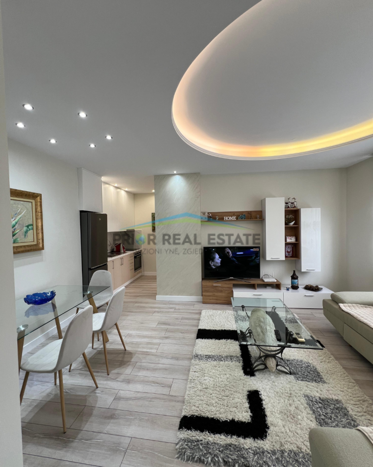 Tirane, jepet me qera apartament 1+1+Ballkon Kati 9, 80 m² 900 € (Rruga e Kosovareve)
