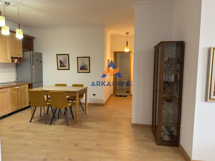 Tirane, jepet me qera apartament 2+1+Ballkon Kati 8, 145 m² 800 € (RRUGA NIKOLLA TUPE)