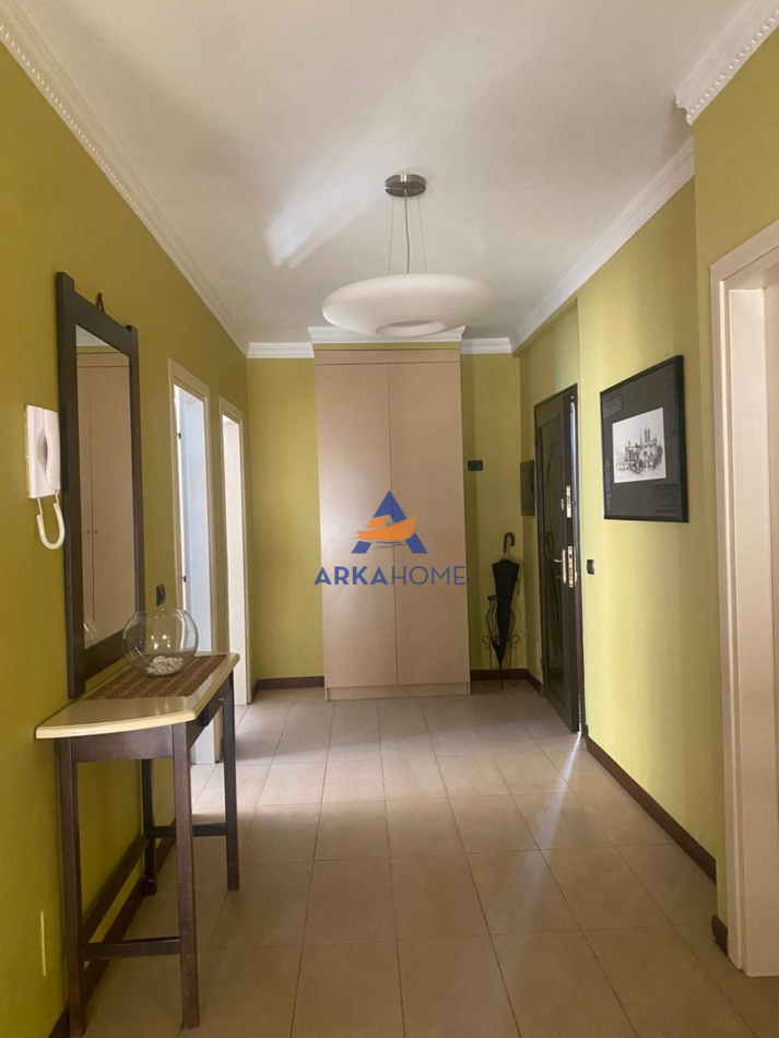 Tirane, jepet me qera apartament 2+1+Ballkon Kati 5, 120 m² 850 € (HOXHA TAHSIM)