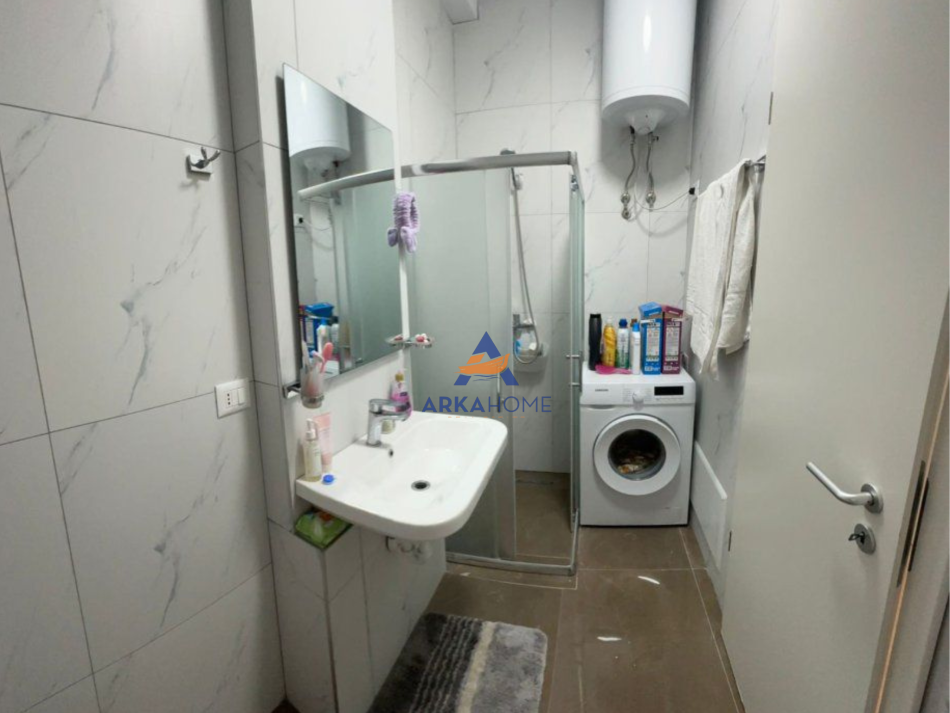 Tirane, jepet me qera apartament 1+1+Ballkon Kati 5, 60 m² 600 € 