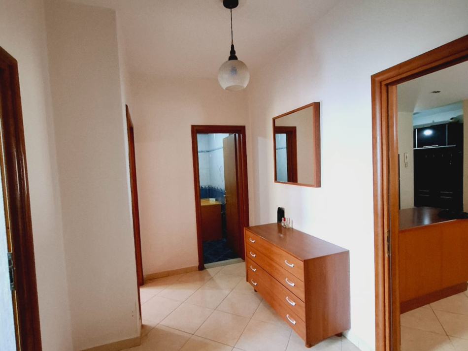 Tirane, jepet me qera apartament 2+1+Ballkon Kati 4, 125 m² 570 € 