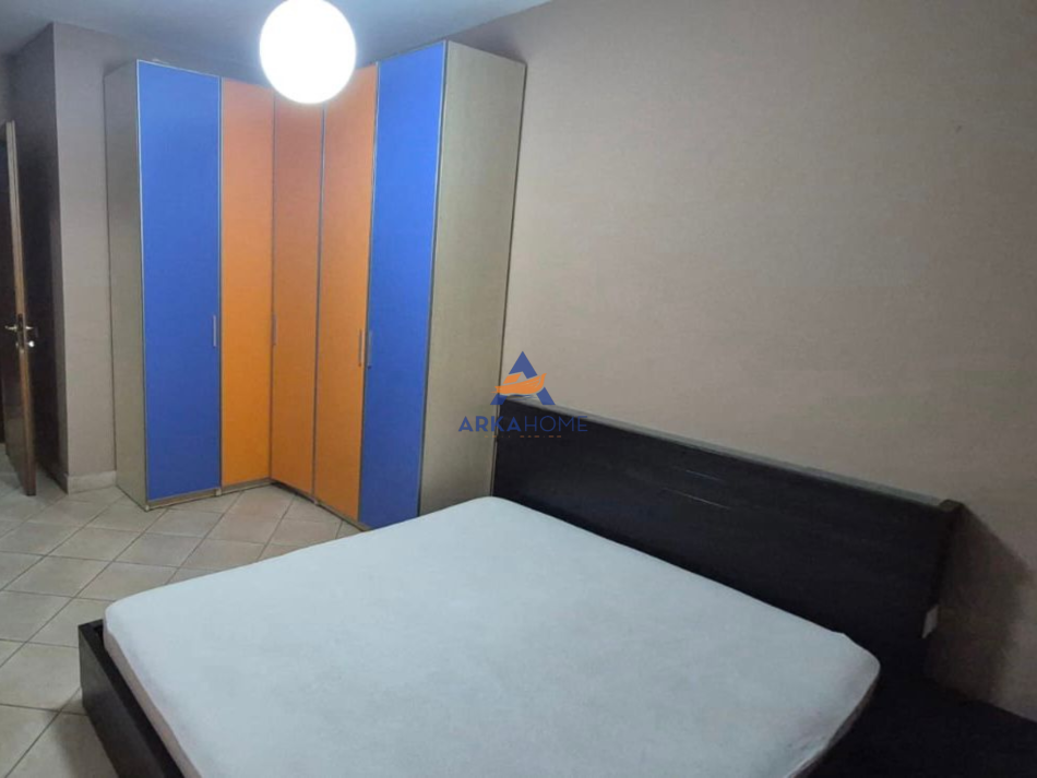 Tirane, jepet me qera apartament 2+1+Ballkon Kati 5, 95 m² 700 € (21 DHJETORI)