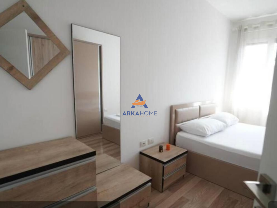 Tirane, jepet me qera apartament 1+1+Ballkon Kati 1, 67 m² 750 € (PRANË TOPTANIT,QËNDER)