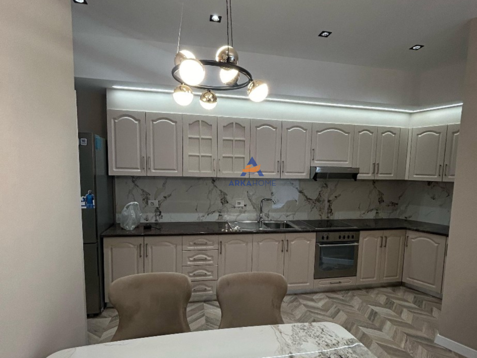 Tirane, jepet me qera apartament 2+1+Ballkon Kati 7, 120 m² 1.200 € (QENDER,9 KATSHET)