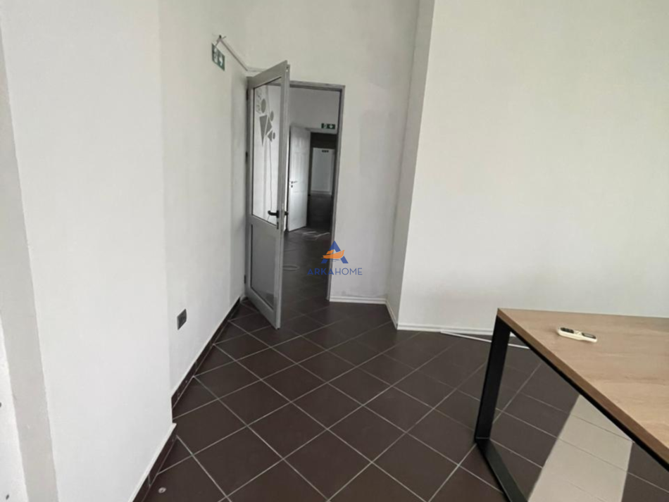 Tirane, jepet me qera ambjent biznesi Kati 1, 300 m² 2.400 € (KOMUNA E PARISIT)