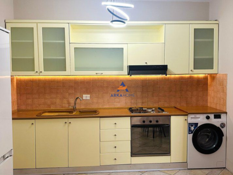 Tirane, jepet me qera apartament 1+1+Ballkon Kati 15, 60 m² 600 € (9 KATESHET)