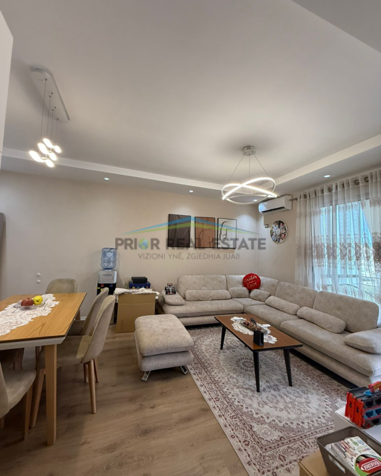 Tirane, jepet me qera apartament 2+1+Ballkon Kati 6, 93 m² 800 € (Don Bosko)