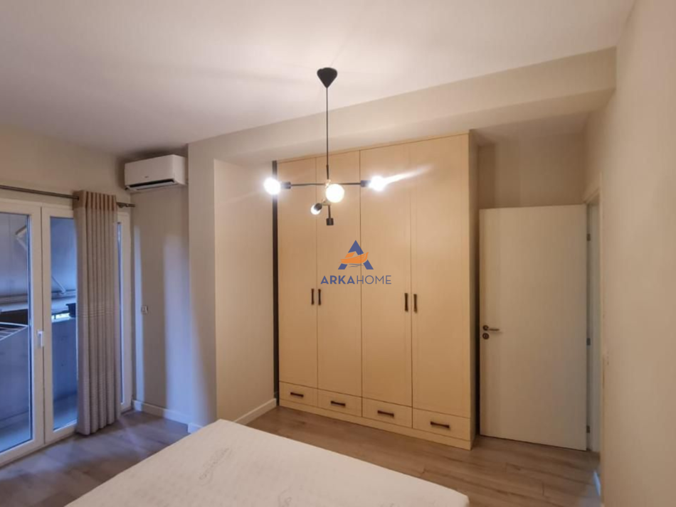 Tirane, jepet me qera apartament 1+1+Ballkon Kati 4, 70 m² 550 € (NDODHET PRANE KOMPLEKSIT VIND,ALI DEMI)