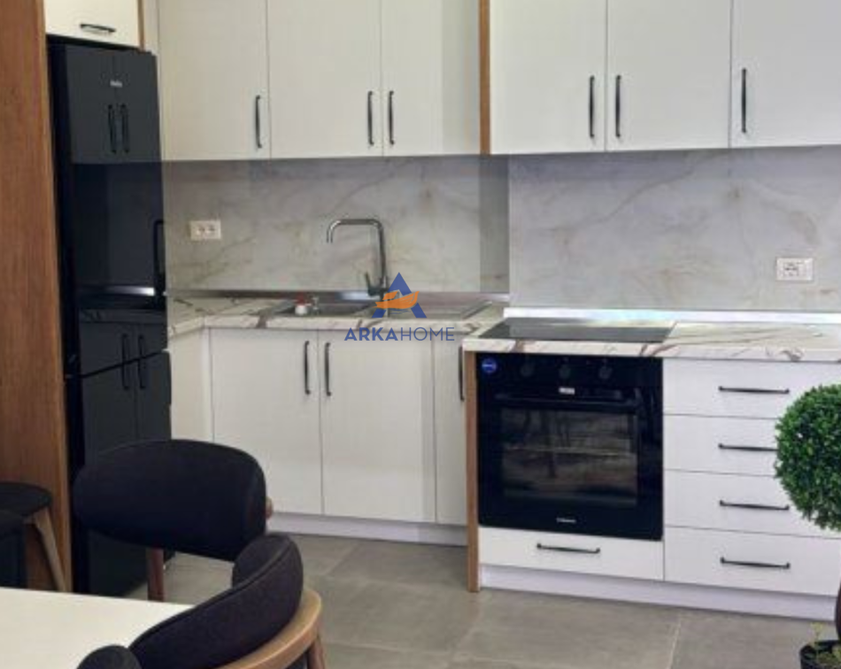 Tirane, jepet me qera apartament 1+1+Ballkon Kati 7, 65 m² 500 € (5maji)