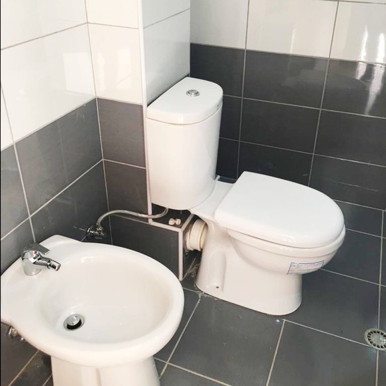 2+1+2wc -  Liqeni i Thate (Posta shqiptare) me Shume Hapesire (Tarrace te Shfrytezueshme) Mundesi Parkimi - 450 Euro/Muaj
