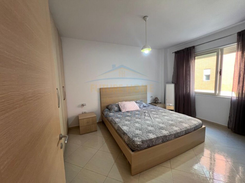 Tirane, jepet me qera apartament 2+1+Ballkon Kati 4, 88 m² 600 € (Rruga Peti 3, Sauk)